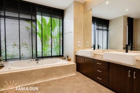Villa in Bang Tao, Thailand 3 bedrooms № 179196 - photo 18