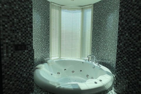 Кондоминиум с 3 спальнями в Кхлонг Сане, Бангкок, Таиланд № 170962 - фото 15