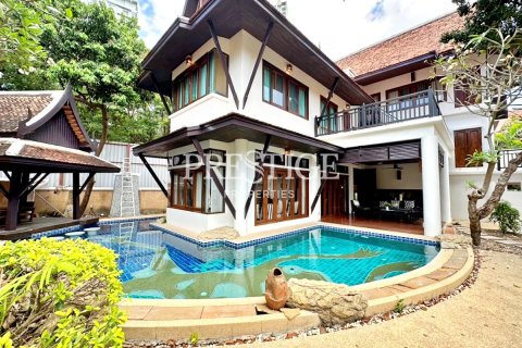 House in Pattaya, Thailand 4 bedrooms № 198493