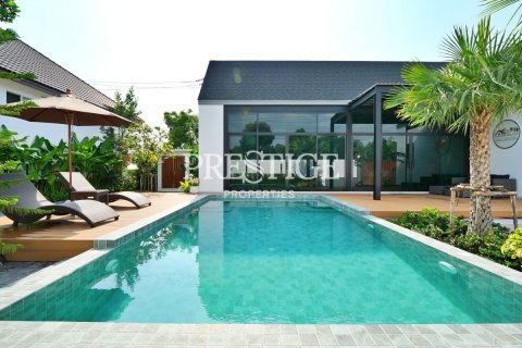 House in Pattaya, Thailand 6 bedrooms № 198489