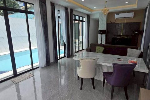 Villa in Pattaya, Thailand 5 bedrooms № 171969 - photo 2