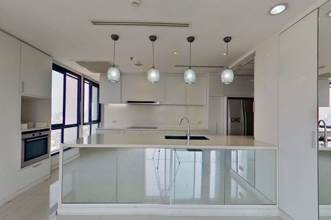 Condo in Watthana, Bangkok, Thailand, 3 bedrooms  № 160766 - photo 2