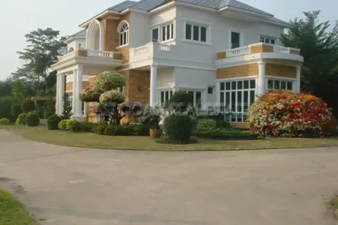 Casa de 7 dormitorios en Pattaya, Tailandia № 213480 - foto 2
