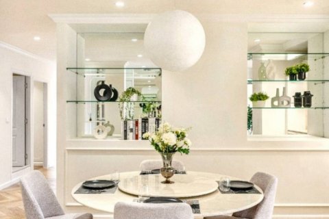 Condo in Bangkok, Thailand, 3 bedrooms  № 120416 - photo 8
