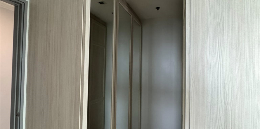 Condo in Bangkok, Thailand, 3 bedrooms  № 185477