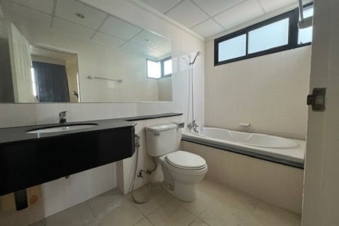 Condo in Watthana, Bangkok, Thailand, 2 bedrooms  № 153611 - photo 13