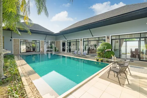House in Phuket, Thailand 4 bedrooms № 209650