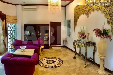 Casa de 7 dormitorios en Pattaya, Tailandia № 212132 - foto 3