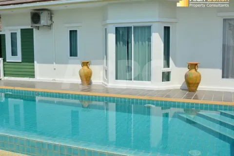Casa de 3 dormitorios en Pattaya, Tailandia № 212130 - foto 2