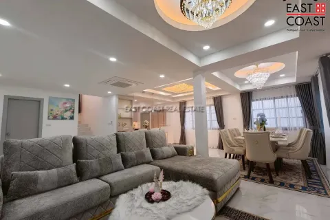 Casa de 4 dormitorios en Pattaya, Tailandia № 212482 - foto 14
