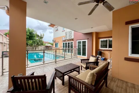 Casa de 4 dormitorios en Pattaya, Tailandia № 212480 - foto 5