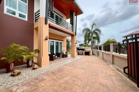 Casa de 4 dormitorios en Pattaya, Tailandia № 212480 - foto 12