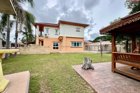 Casa de 4 dormitorios en Pattaya, Tailandia № 212480 - foto 13