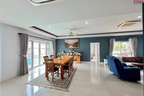 Casa de 4 dormitorios en Pattaya, Tailandia № 212480 - foto 18