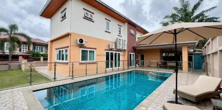 Casa de 4 dormitorios en Pattaya, Tailandia № 212480