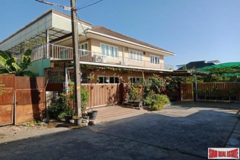 House in Bangkok, Thailand 5 bedrooms № 193758