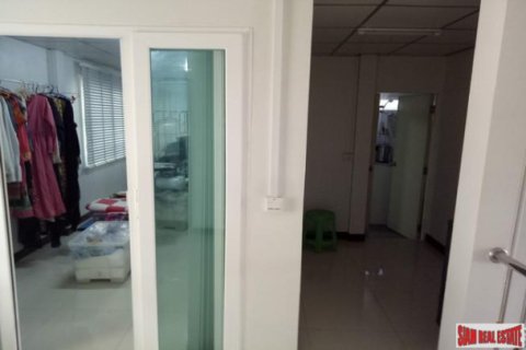House in Bangkok, Thailand 5 bedrooms № 193758 - photo 5