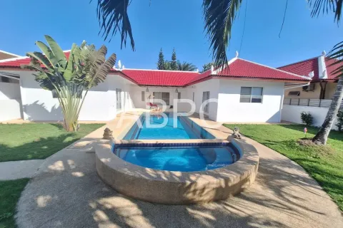 House in Pattaya, Thailand 3 bedrooms № 210450 - photo 1