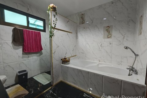 House in Pattaya, Thailand 3 bedrooms № 152372 - photo 15
