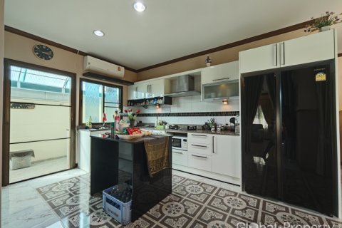 House in Pattaya, Thailand 3 bedrooms № 152372 - photo 8