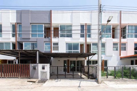 Townhouse in Lat Krabang, Bangkok, Thailand 3 bedrooms № 147548 - photo 1