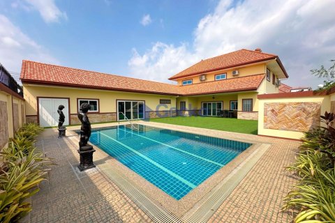 House in Pattaya, Thailand 4 bedrooms № 197252