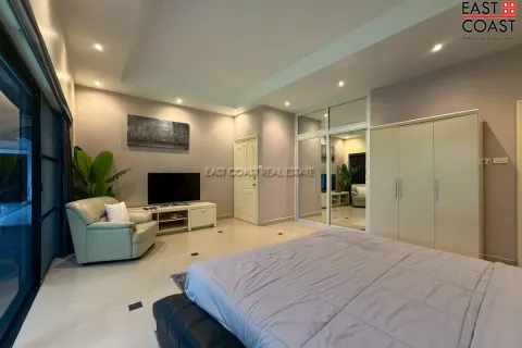 Casa de 3 dormitorios en Jomtien Beach, Pattaya, Tailandia № 212565 - foto 11