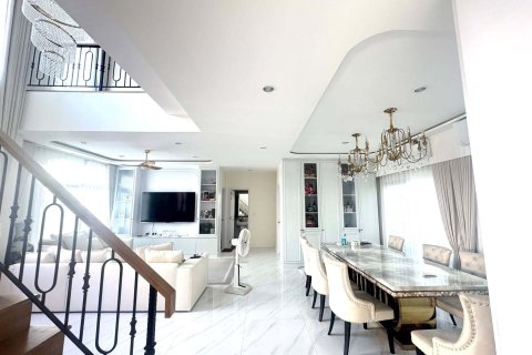 House in Bang Kaeo, Thailand 5 bedrooms № 154717 - photo 2