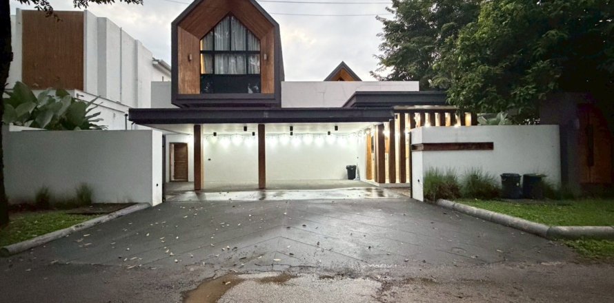 Villa in Chiang Mai, Thailand 5 bedrooms № 160367