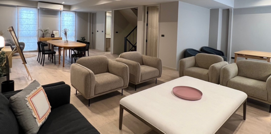 House in Bangkok, Thailand 4 bedrooms № 180583
