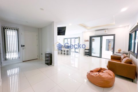 House in Pattaya, Thailand 3 bedrooms № 196410 - photo 7