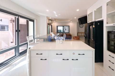 House in Pattaya, Thailand 3 bedrooms № 196410 - photo 12