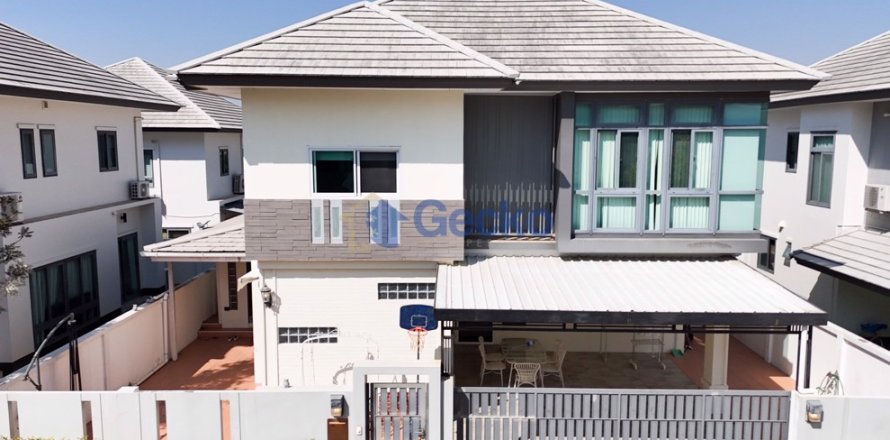 House in Pattaya, Thailand 3 bedrooms № 196410