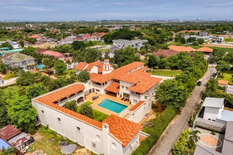 Villa in Pattaya, Thailand 6 bedrooms № 171659 - photo 20