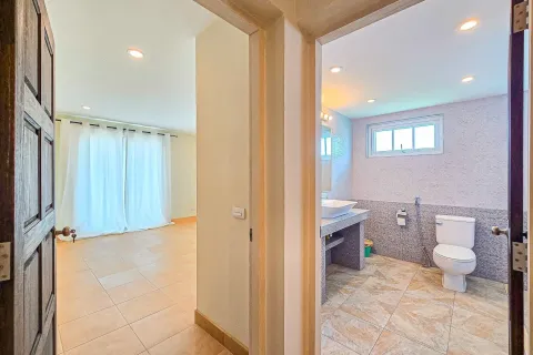 Villa in Pattaya, Thailand 6 bedrooms № 171659 - photo 23