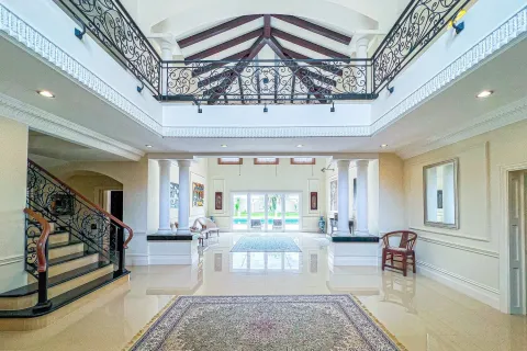 Villa in Pattaya, Thailand 6 bedrooms № 171659 - photo 4