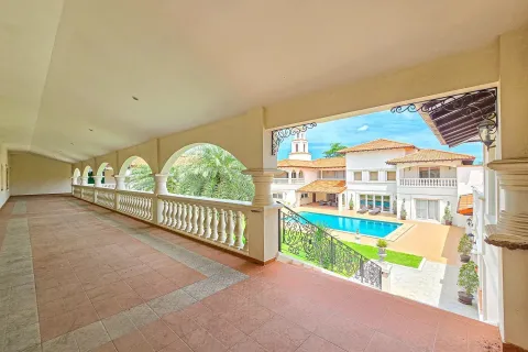 Villa in Pattaya, Thailand 6 bedrooms № 171659 - photo 25