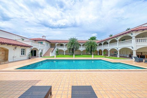 Villa in Pattaya, Thailand 6 bedrooms № 171659 - photo 6