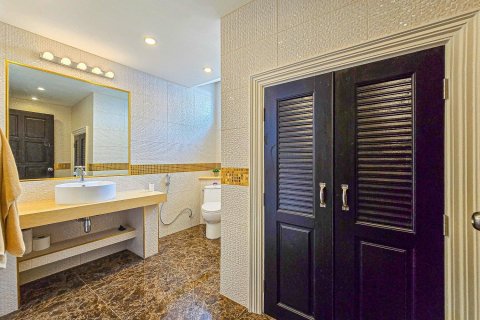 Villa in Pattaya, Thailand 6 bedrooms № 171659 - photo 26