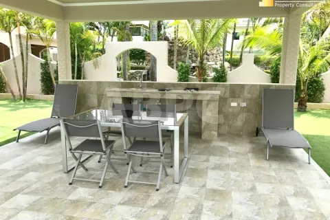 Casa de 5 dormitorios en Pattaya, Tailandia № 210472 - foto 4