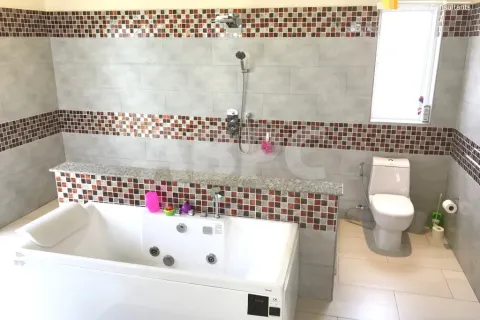 Casa de 5 dormitorios en Pattaya, Tailandia № 210472 - foto 11