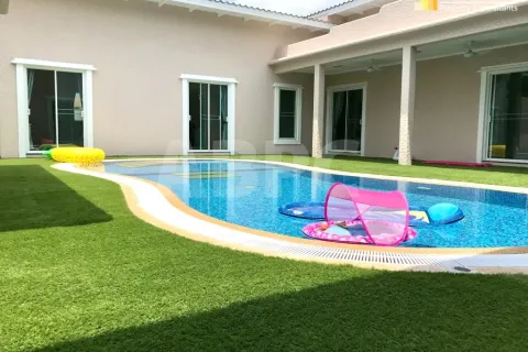 Casa de 5 dormitorios en Pattaya, Tailandia № 210472 - foto 2