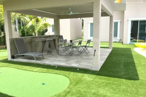 Casa de 5 dormitorios en Pattaya, Tailandia № 210472 - foto 3