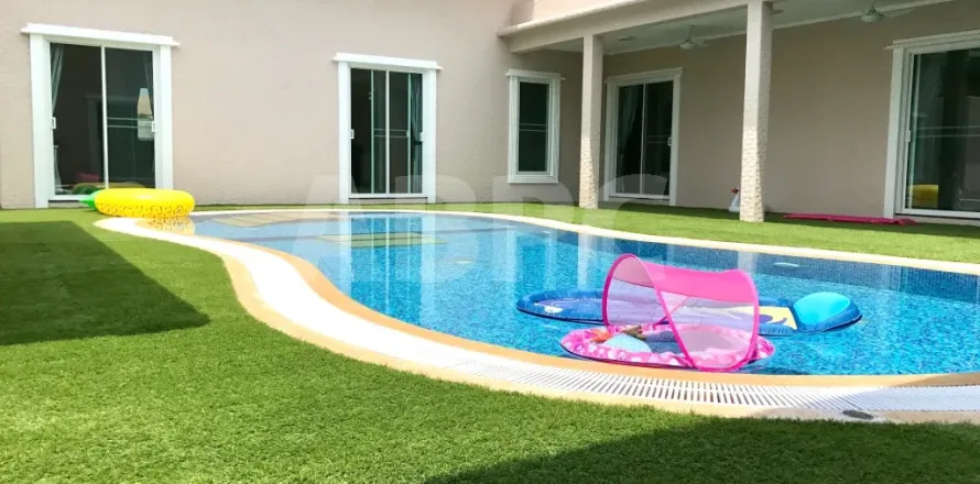 Casa de 5 dormitorios en Pattaya, Tailandia № 210472