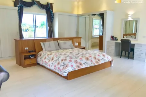 Casa de 5 dormitorios en Pattaya, Tailandia № 210472 - foto 9