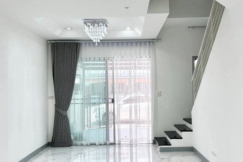 Таунхаус в Лат Пхрау, Бангкок, Таиланд с 3 спальнями  № 147134 - фото 2