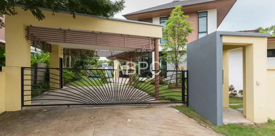 House in Pattaya, Thailand 4 bedrooms № 210494