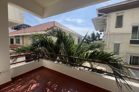 Townhouse in Bangkok, Thailand 4 bedrooms № 143022 - photo 1