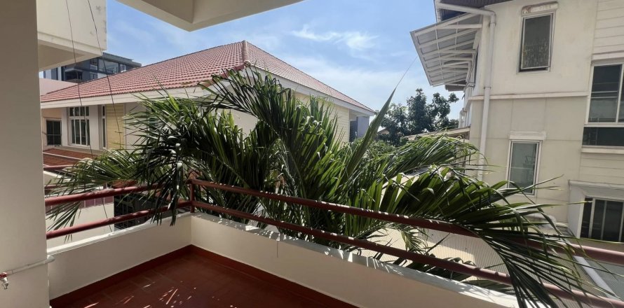 Townhouse in Bangkok, Thailand 4 bedrooms № 143022