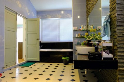 Villa in Chiang Mai, Thailand 6 bedrooms № 159998 - photo 21